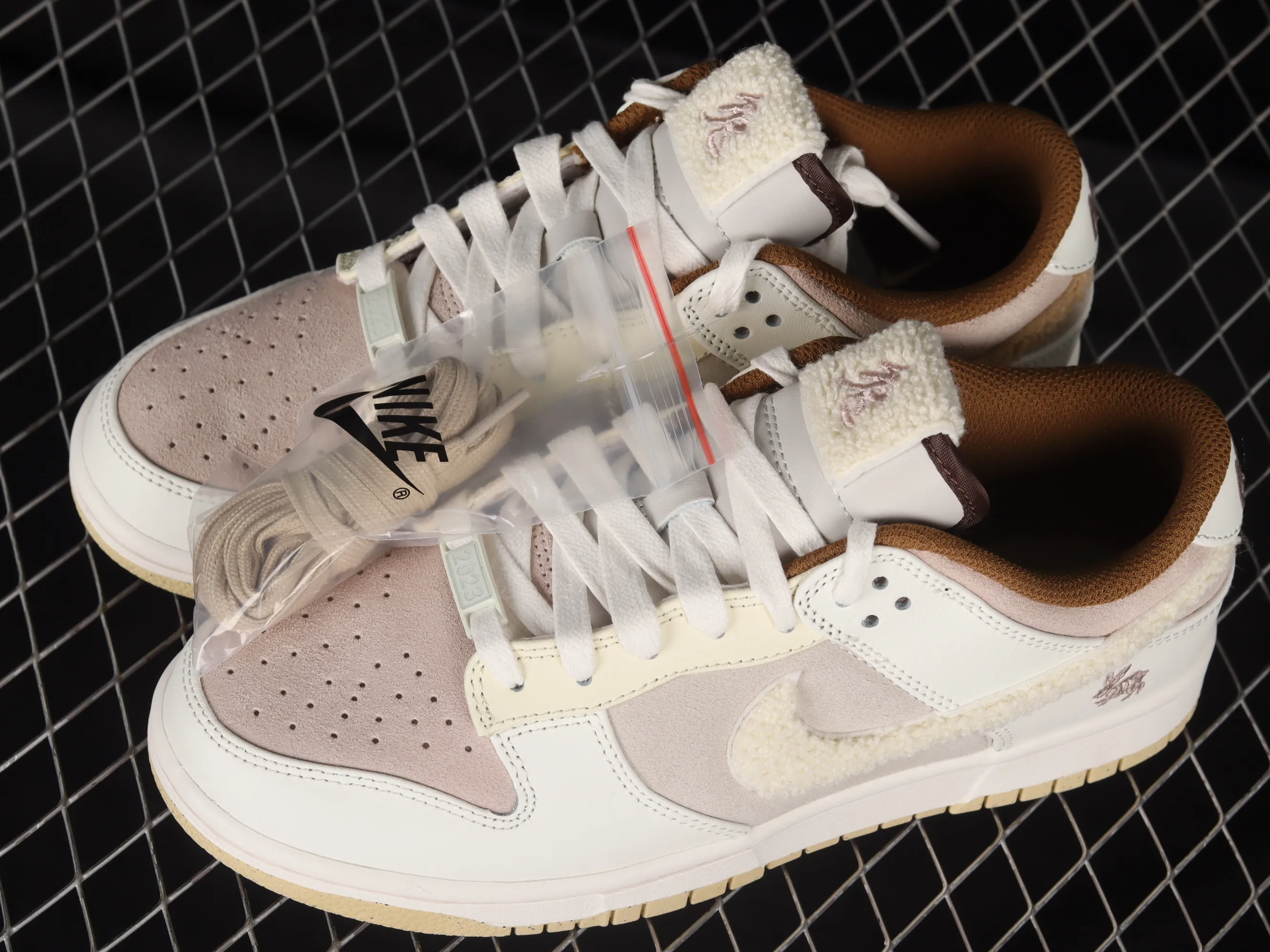 All Categories Nk SB Dunk Series Nk SB Dunk Low Low-top sneakers C version Nk SB Dunk Low "Year of the Rabbit" Year of the Rabbit limited SB low-top casual sneakers FD4203-211